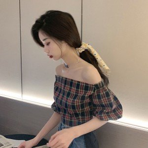 실제 촬영 정가 레트로 십대 소녀 래티스 한 단어 칼라 노출 된 어깨 셔츠