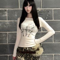 De 플러시 긴팔 티셔츠 여성 이른 가을 십자가 초상화 프린트 몸매 가꾸기 슬림해 보이는 기본 셔츠
